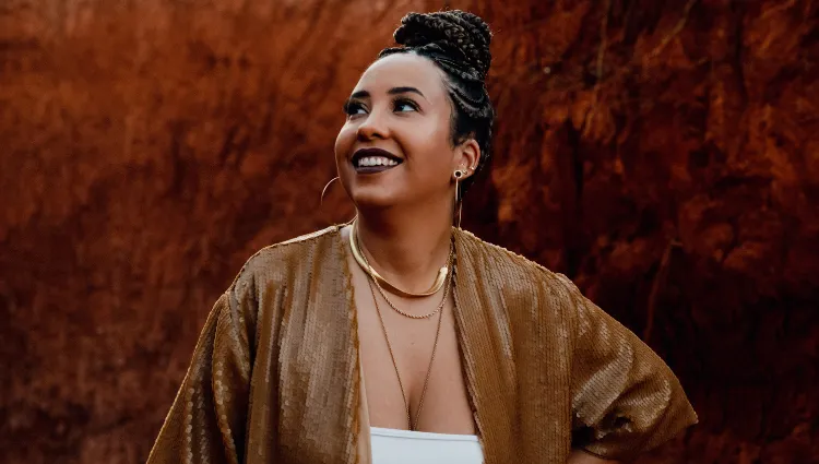 EQFM Entrevista: Letícia Fialho voa alto em “Revoada Baile Canção” e celebra a força da arte