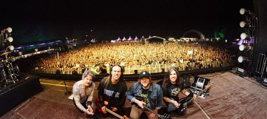Emo em estado bruto: Curitiba abre a I Wanna Be Tour 2025 com catarse coletiva
