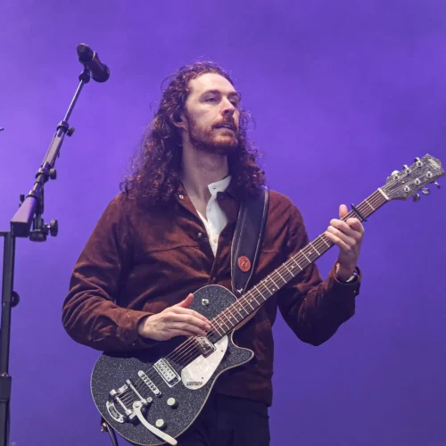 Doce demais para ficar no fundo do álbum: Hozier transforma bonustrack em fenômeno global