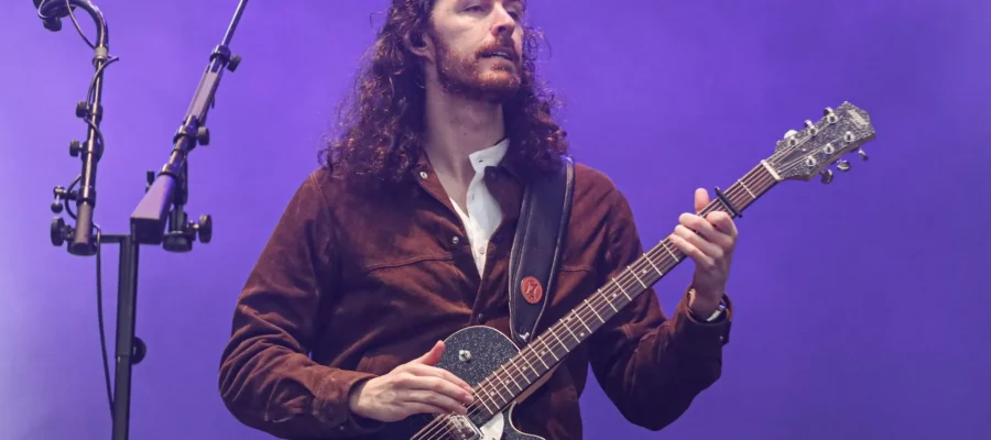 Doce demais para ficar no fundo do álbum: Hozier transforma bonustrack em fenômeno global