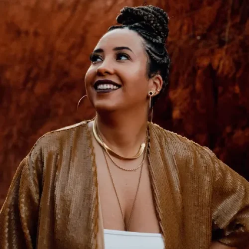 EQFM Entrevista: Letícia Fialho voa alto em “Revoada Baile Canção” e celebra a força da arte