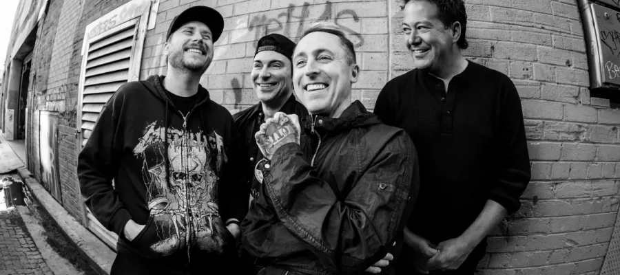 Yellowcard retorna ao Brasil com energia renovada e riffs de violino em show imperdível no Rio